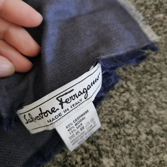 Salvatore ferragamo gancini scarf - Picture 2 of 3